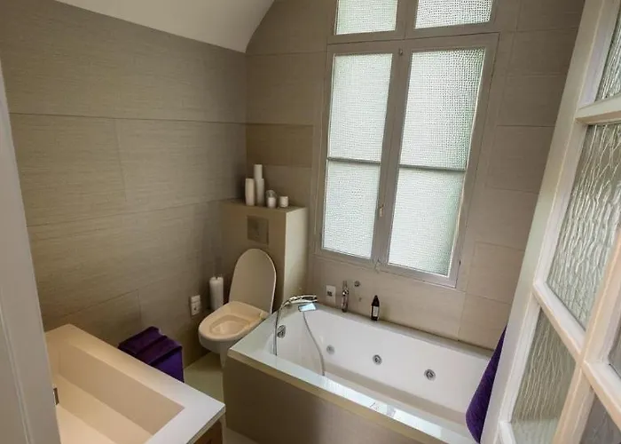 Elegant Close To Champs-elysees Париж